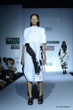 Model walk the ramp for Kallol Datta Show at Wills Lifestyle India Fashion Week 2012 day 4 on 9th Oct 2012 (87).JPG